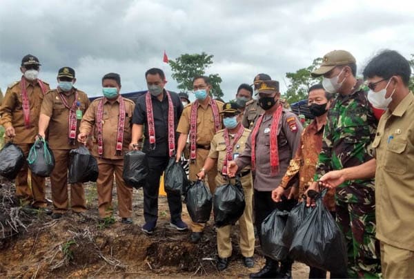Wabup Subandrio Launching TPA Desa Sungai Ayak Dua