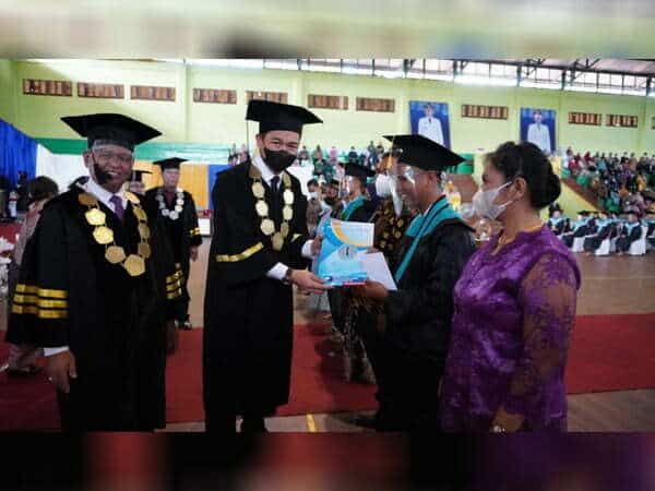 Bupati Sis Harap Wisudawan Polnep Kapuas Hulu Jadi Agen Perubahan