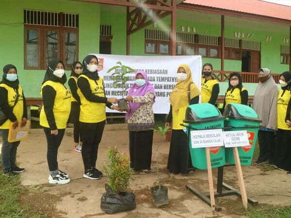 GOW Kapuas Hulu Serahkan Bantuan Tanaman dan Tempat Sampah ke Sekolah