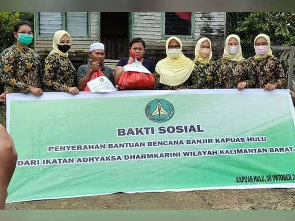 Kajari Kapuas Hulu Salurkan Bantuan Sembako untuk Korban Banjir