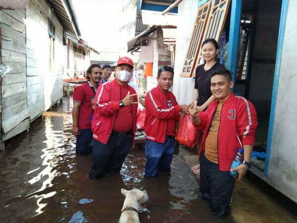PDI Perjuangan Salurkan Bantuan Sembako untuk Korban Banjir Sintang