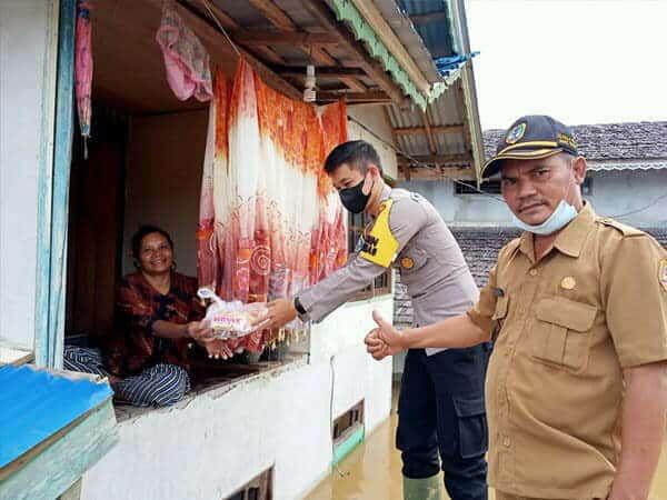 Pemdes Domet Permai Bersama Bhabinkamtibmas Bagikan Sembako untuk Korban Banjir