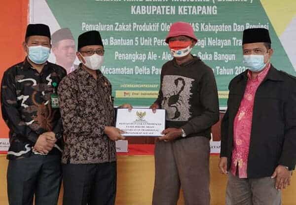 Pemkab Ketapang Serahkan Lima Unit Perahu Mesin untuk Nelayan Tradisional Penangkap Ale-Ale