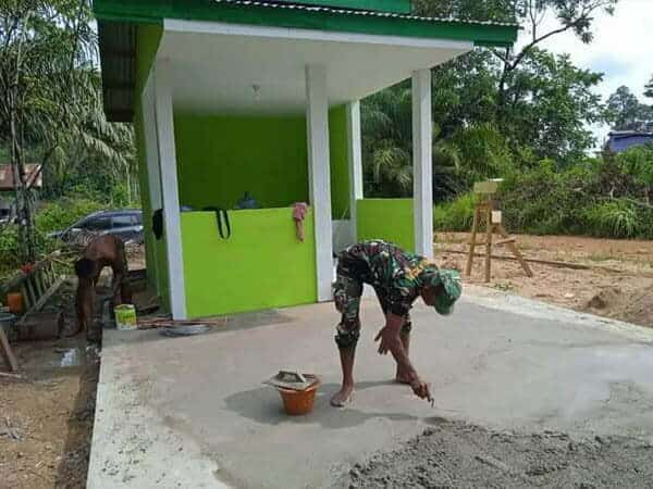 Satgas TMMD ke-112 Kodim 1203 Ketapang Bangun Pos Kamling