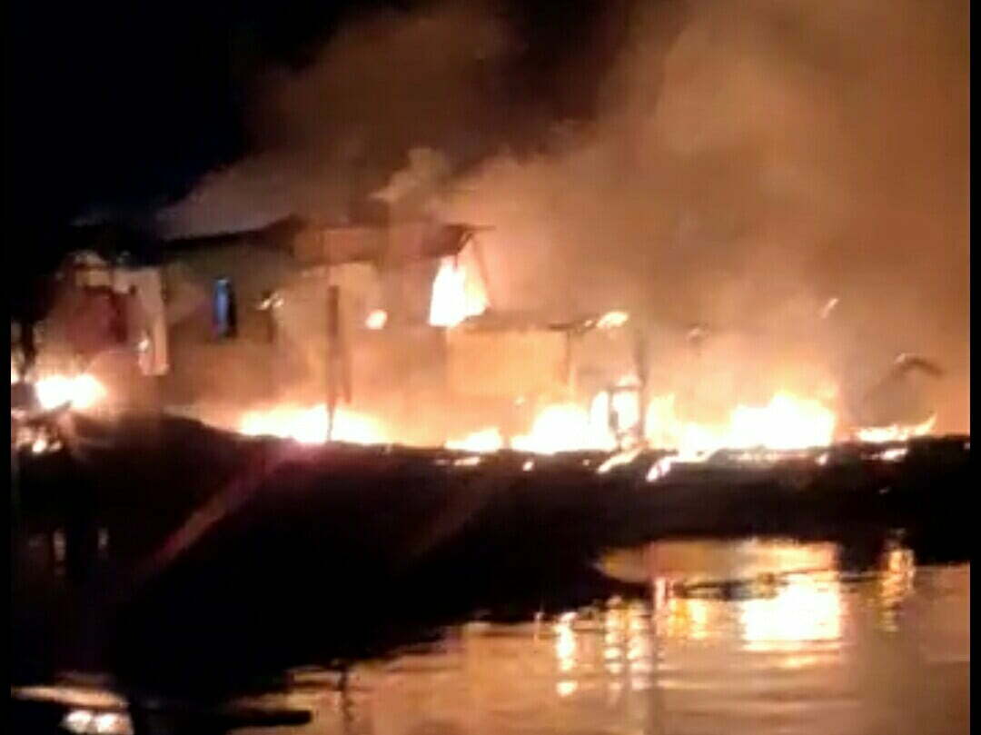 Kebakaran di Dermaga Sukabangun Ketapang Hanguskan Dua Unit Kapal Nelayan