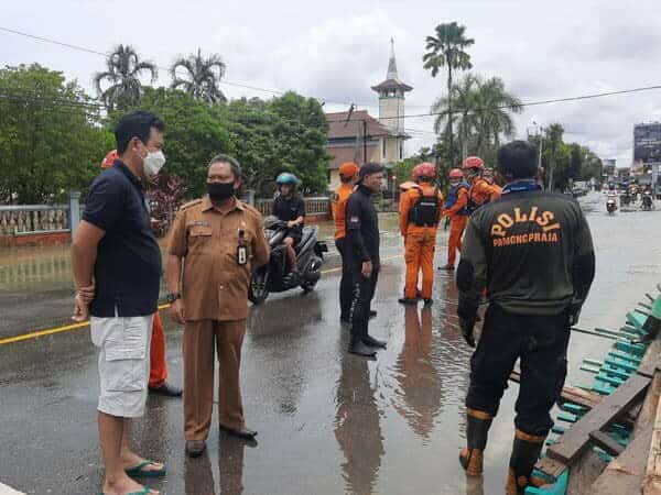 Sekda Zaini Tinjau Pembersihan Sampah di Kota Putussibau Pasca Banjir