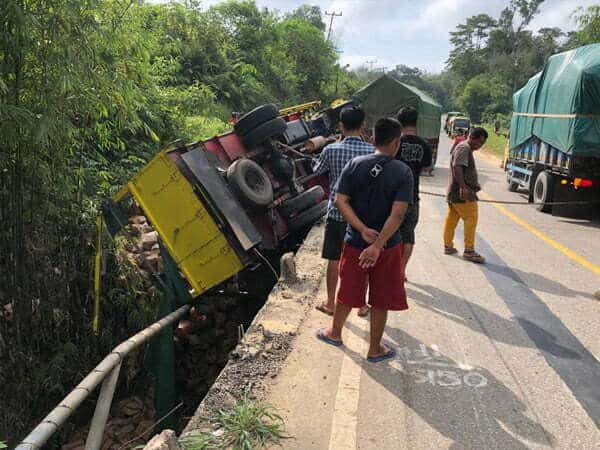 Truk Nyungsep di Bokak Sebumbun, Berikut Kronologisnya
