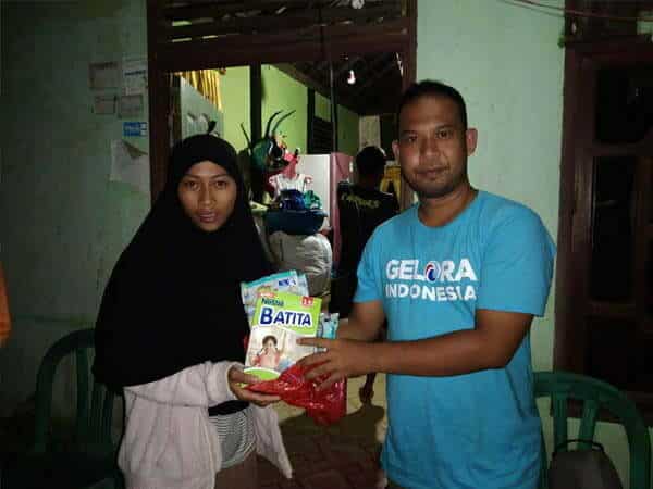 Bersama Generasi Muda, Ketua Gelora Sintang Salurkan Bantuan Banjir