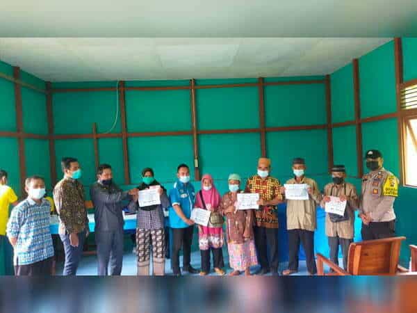 Bhabinkamtibmas Polsek Kota Baru Kawal Penyaluran BLT-DD