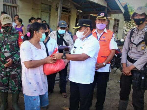 Bupati Aron Salurkan Bantuan untuk Warga Terdampak Banjir di Tapang Semadak