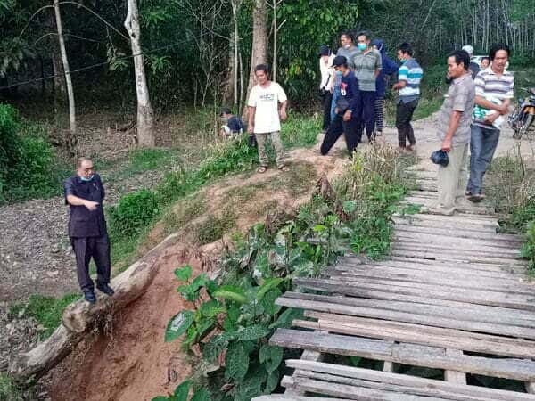 Dewan Melawi Tinjau Jembatan Rusak di Desa Tanjung Sari