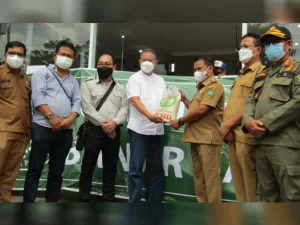 GAPKI Kalbar Kembali Salurkan Ribuan Paket Sembako dan 5 Ton Beras ke Sekadau