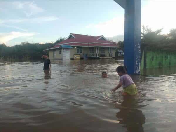 Debit Air Meningkat: Perangkat Desa Sungai Ringin Terpaksa Pindah Kantor Sementara