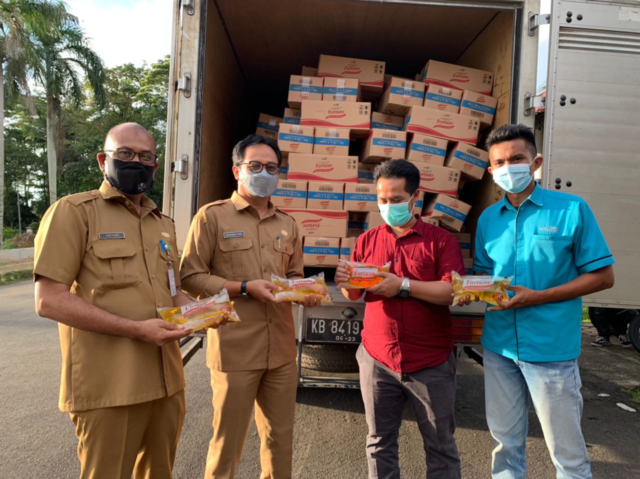 Wilmar Grup Serahkan 4000 Liter Minyak Goreng Untuk Korban Banjir