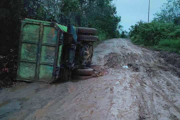 Hindari Jalan Berlubang, Sebuah Truk Terbalik di Jalan Poros Pinoh-Ella