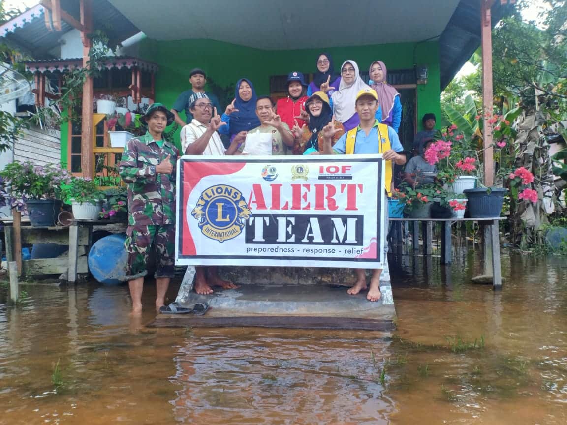 Raja Tayan Bersama Lions Club Arungi Sungai Salurkan Bantuan untuk Korban Banjir