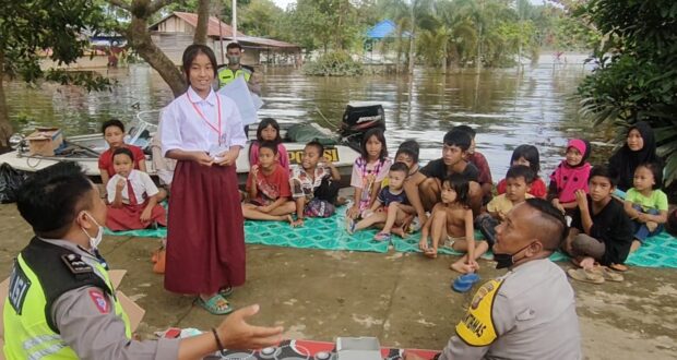 Polisi Hibur Anak-anak Pengungsi Banjir Melawi