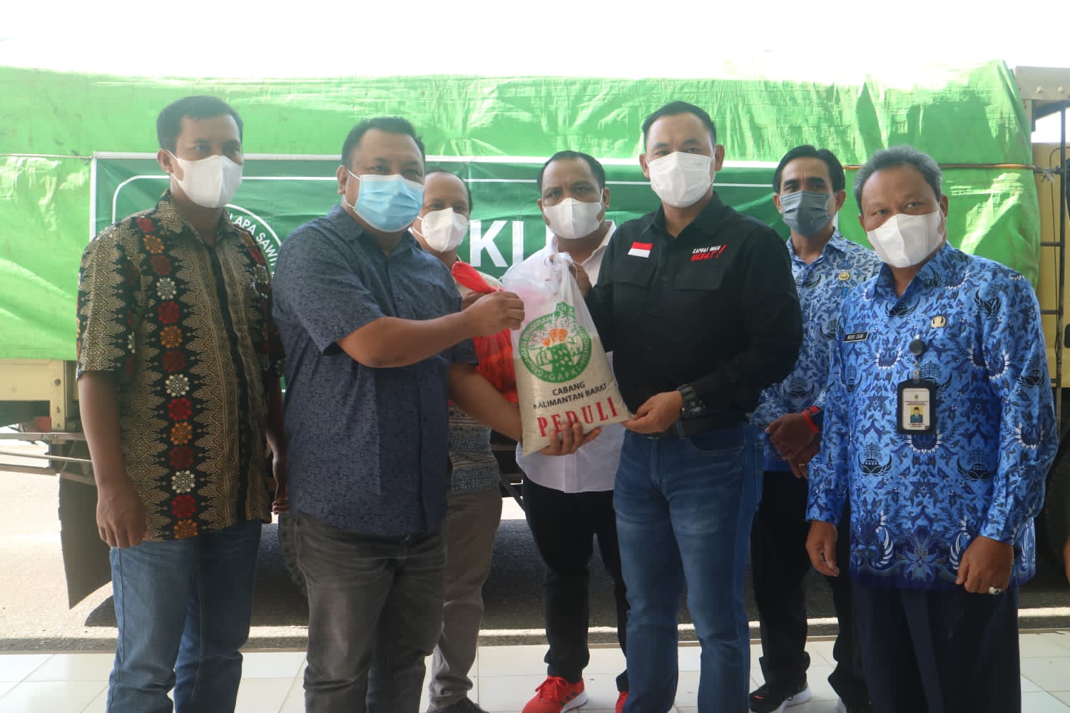 Wabup Kapuas Hulu Terima Bantuan Banjir GAPKI Kalbar