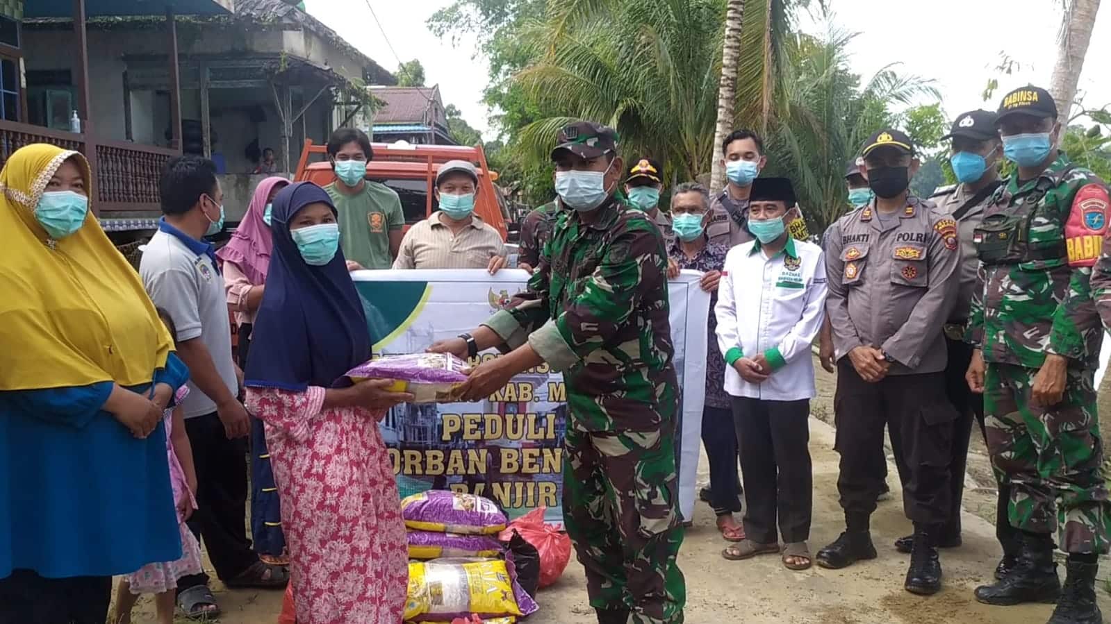 BAZNAS Melawi Bantu Korban Banjir Desa Nusa Pandau
