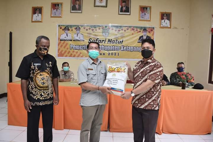 Safari Natal: Pemkab Ketapang Bagikan Batuan Beras untuk Umat Kristiani