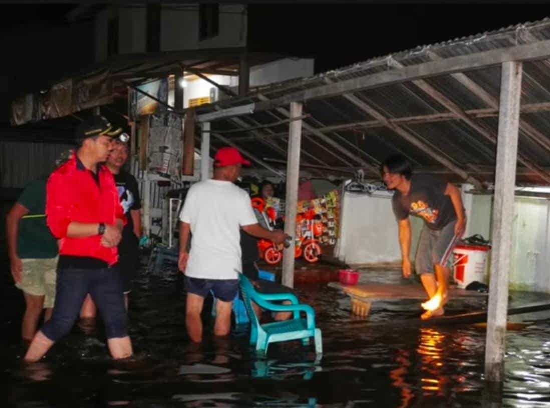 Tinjau Banjir di Semitau, Bupati Sis: Kedepan Harus Ada Mitigasi Bencana