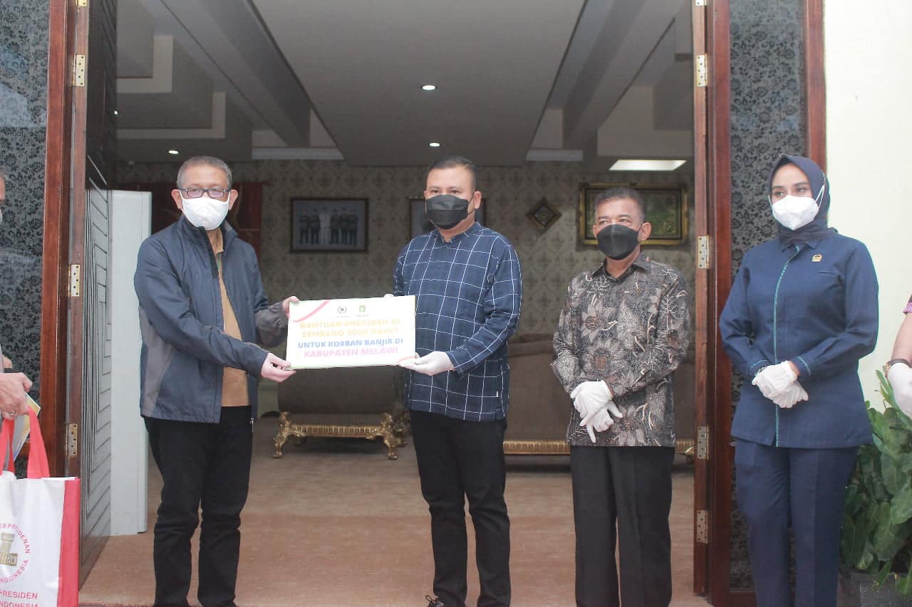 Gubernur Serahkan Bantuan Bencana Banjir Melawi