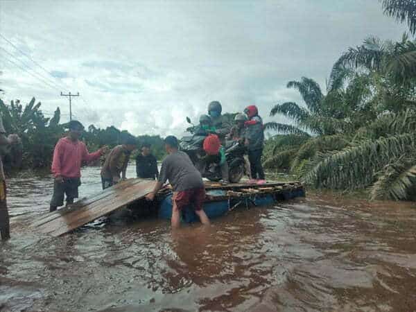 Jalan Sekadau-Sanggau Terendam Banjir, Warga Peniti Angkut Motor Pengendara Dengan Rakit