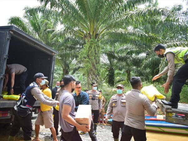 Kapolres Sekadau Pimpin Penyaluran Sembako Bagi Korban Banjir di Desa Seraras