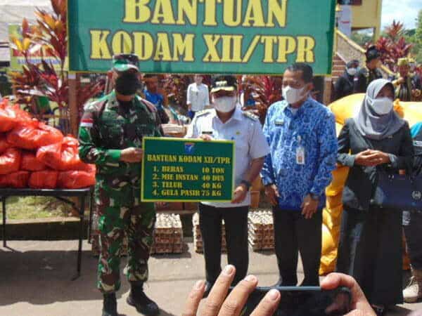 Kasdam Serahkan Bantuan untuk Korban Banjir Sekadau