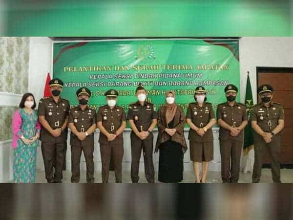 Kejari Ketapang Sertijab Dua Pimpinan Eselon Empat Baru di Jajarannya