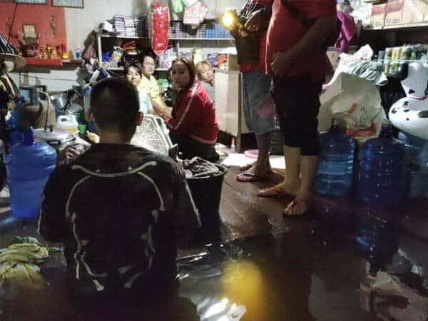 Ketua PKK Kapuas Hulu Monitor Banjir di Sejiram dan Semitau