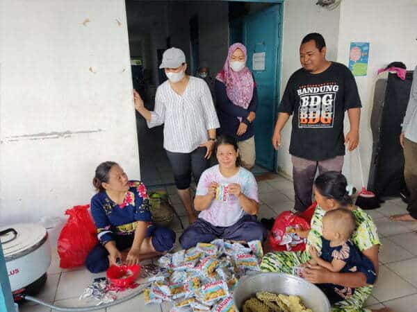 Ketua PKK Sekadau dan Lawas Keliling Kunjungi Tempat Pengungsian Banjir Sekaligus Serahkan Bantuan
