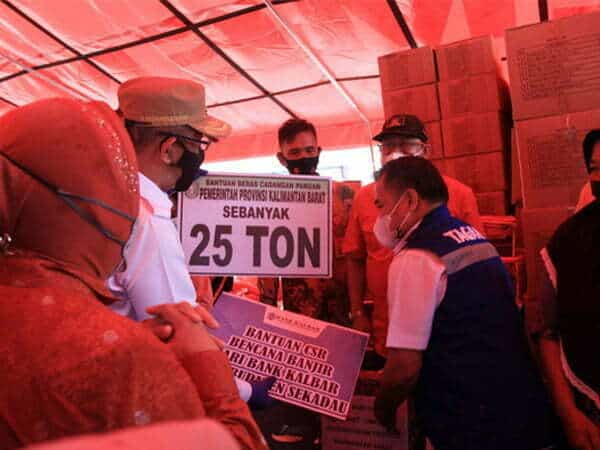 Midji Serahkan Bantuan Banjir Sekadau: Kalau Kurang Segera Koordinasikan