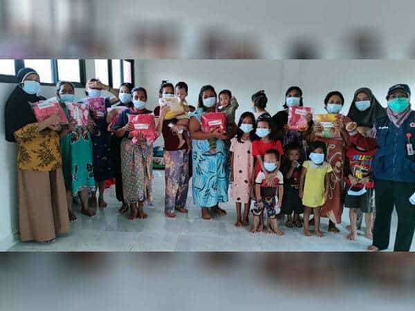 PMI Melawi Salurkan 150 Selimut untuk Warga Pengungsi Korban Banjir