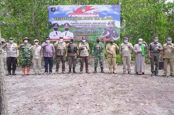 Pemkab Ketapang Buka Jalan Baru di Pesaguan Ketapang Lewat Karya Bakti TNI