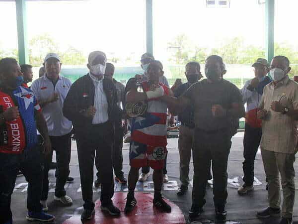 Menang TKO, Petinju Asuhan Daud Yordan Sabet Sabuk Emas Danrem 121/Abw