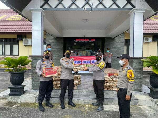 Polda Kalbar Salurkan Ratusan Paket Sembako untuk Korban Banjir Melawi