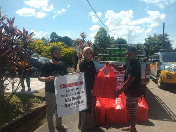 Sekadau Prima Daya Bagikan Nasi Kotak untuk Korban Banjir