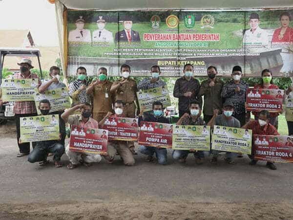 Wabup Farhan Serahkan Bantuan Alsintan untuk Kelompok Tani Ketapang