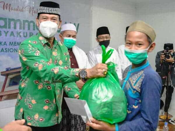 Wabup Farhan Serahkan Infak Sedekah Lazisnu Kepada Anak Yatim Piatu di Ketapang