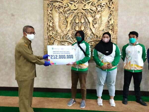 Atlet dan Pelatih Kalbar Peraih Medali di PON XX Papua Terima Bonus