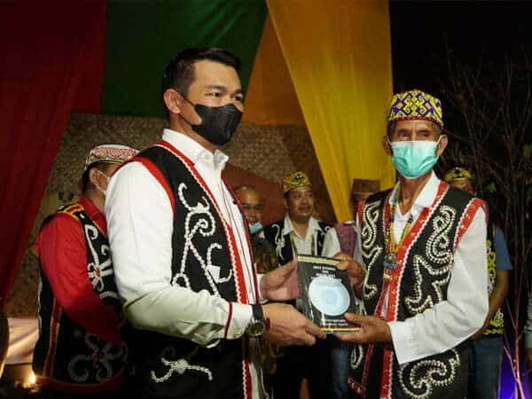 Bupati Fransiskus Diaan Luncurkan Buku Adat Istiadat Tamambalo Apalin