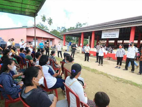 Bupati Karolin Buka Operasi Pasar Sikapi Harga Minyak Goreng Meroket