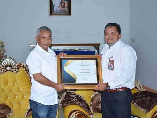 Bupati Martin Rantan Dianugerahi Penghargaan BPS