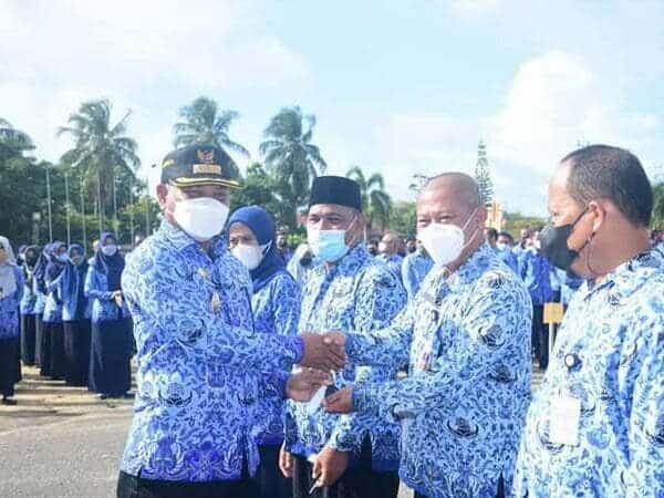 Bupati Martin Serahkan Nilai Pelayanan Publik ke Perangkat Daerah Ketapang