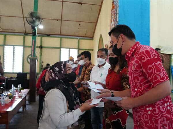 Bupati Sis Berbagi Kasih Natal: Santuni Anak Yatim Piatu dan Warga Kurang Mampu