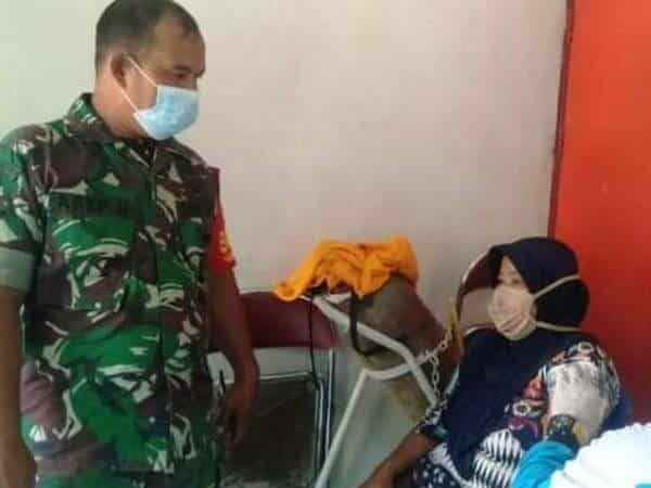 Babinsa Koramil 1203-13/MHS Dampingi Vaksinasi Covid-19 di Wilayah Binaan