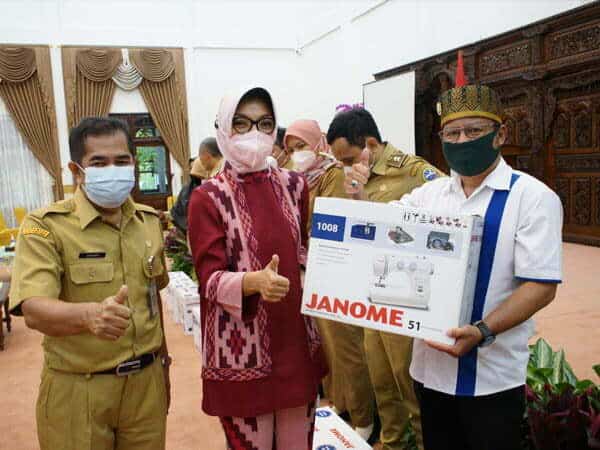 Dekranasda Pontianak Salurkan Bantuan 10 Mesin Jahit Portabel