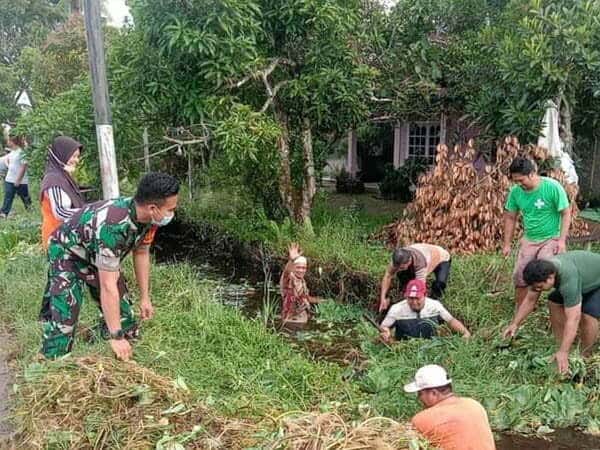 Babinsa Koramil 1203-12/Delta Pawan Motivasi Warga Jaga Lingkungan Lewat Gotong Royong