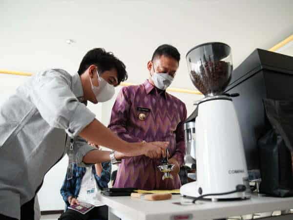 Gemar Bereksperimen Kopi, Bang Edi Motivasi Barista Muda